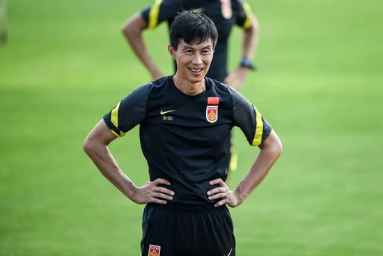 13岁的米迦勒（卢多维科·吉拉尔德罗 Ludovico Girardello 饰）是一个在黉舍常常被人欺侮的少年，他喜好同班的斑斓女孩斯黛拉（诺雅·扎塔 Noa Zatta 饰），因而兴起勇气接管了对方的万圣节扮装舞会的约请。他在中国人开的杂货店淘到一套超人服装，本来满心欢乐的往加入派对，谁知遭到了坏孩子们的赤诚。米迦勒冒着年夜雨跑回家，第二天一早竟然发现本身酿成了透明人。突如其来的转变让他骇怪不已，不外却也是以获得很多的乐趣，好比玩弄欺侮他的孩子们，跟踪斯黛拉等等，固然与此同时也闹出了笑话。